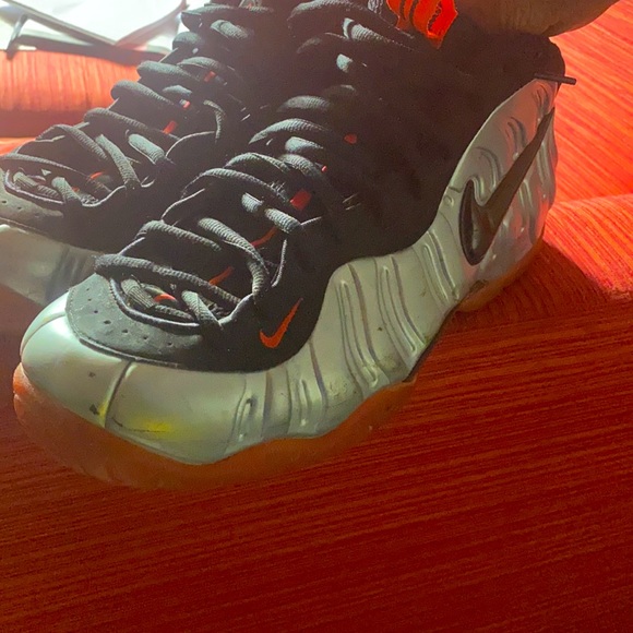Silver/Red Nike Foamposities - Picture 1 of 3